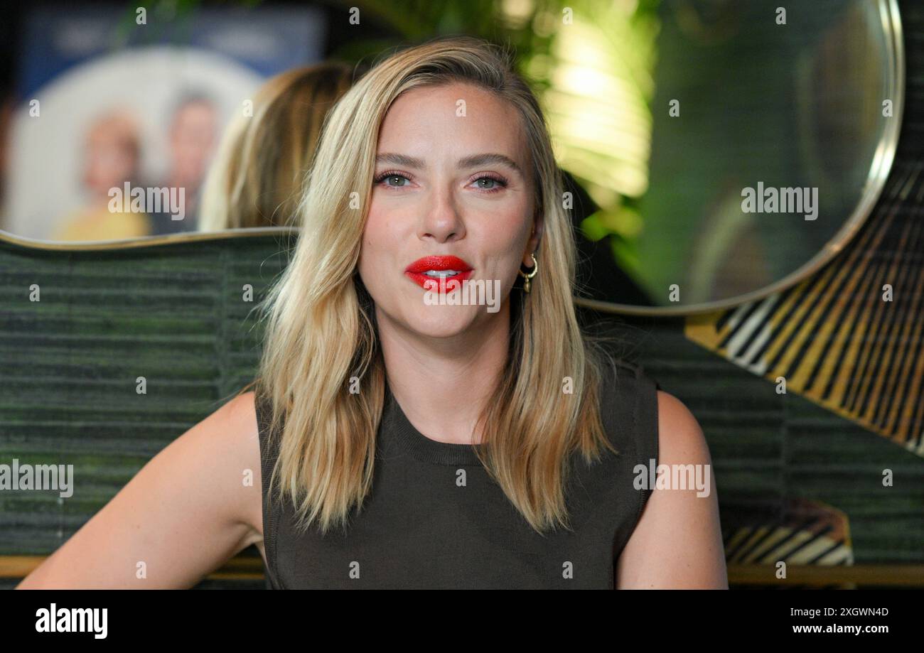 Berlin, Allemagne. 10 juillet 2024. La principale actrice et productrice Scarlett Johansson est assise sur un canapé lors d'une interview avec Deutsche presse-Agentur après la première allemande du film 'To the Moon' au cinéma Zoo Palast. Le film parle de la course à la lune dans les années 1950 et 1960 Il sortira dans les cinémas le 12 juillet 2024. Crédit : Jens Kalaene/dpa/Alamy Live News Banque D'Images