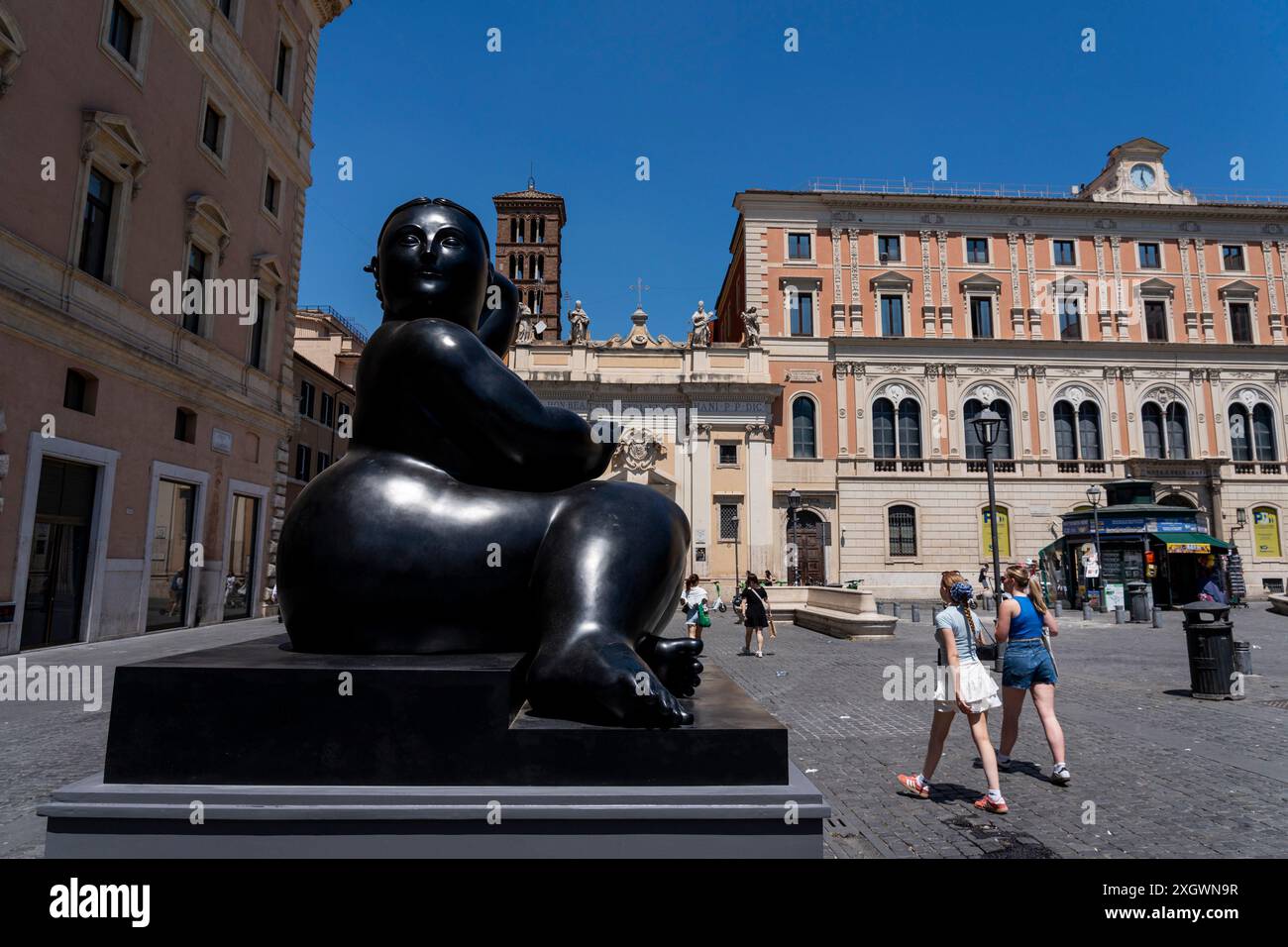 "Sitting Woman" - fait partie de "Botero a Roma" : un itinéraire d'exposition qui serpente dans les rues du centre-ville de Rome, combinant la beauté des œuvres de Fernando Botero avec la monumentalité de la capitale. La beauté contemporaine des sculptures de Fernando Botero complète le charme extraordinaire et unique de la capitale. L’exposition, qui s’étend sur quelques-unes des plus belles places du centre de Rome, permet de comparer deux mondes. Un hommage de la capitale au grand sculpteur colombien, récemment décédé, qui enrichit certains de ses lieux les plus renommés avec 8 sculptures Banque D'Images