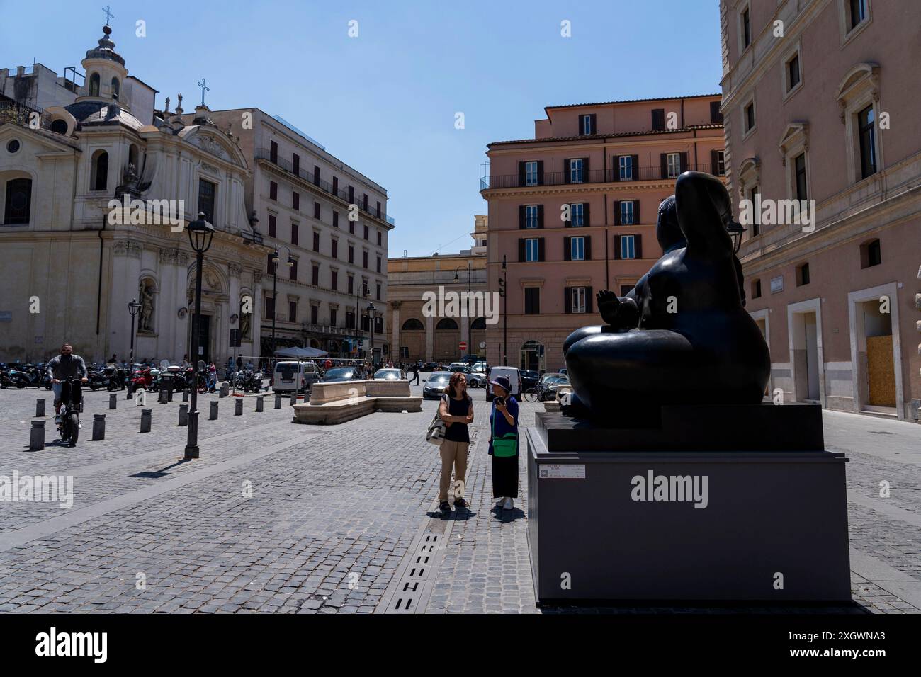 "Sitting Woman" - fait partie de "Botero a Roma" : un itinéraire d'exposition qui serpente dans les rues du centre-ville de Rome, combinant la beauté des œuvres de Fernando Botero avec la monumentalité de la capitale. La beauté contemporaine des sculptures de Fernando Botero complète le charme extraordinaire et unique de la capitale. L’exposition, qui s’étend sur quelques-unes des plus belles places du centre de Rome, permet de comparer deux mondes. Un hommage de la capitale au grand sculpteur colombien, récemment décédé, qui enrichit certains de ses lieux les plus renommés avec 8 sculptures Banque D'Images
