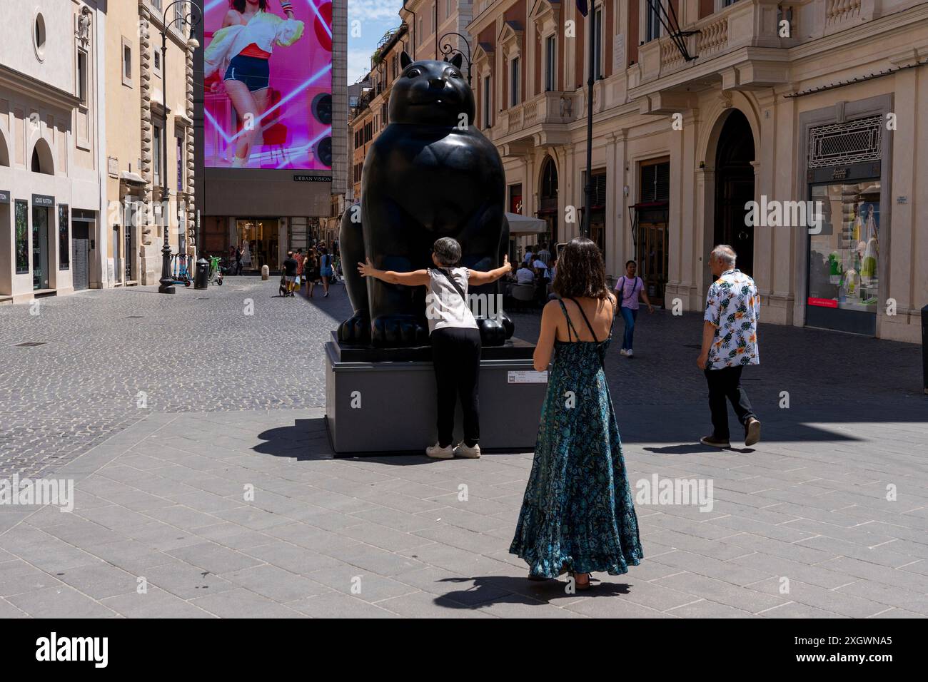 'Cat' - fait partie de 'Botero a Roma' : un itinéraire d'exposition qui serpente dans les rues du centre-ville de Rome, combinant la beauté des œuvres de Fernando Botero avec la monumentalité de la capitale. La beauté contemporaine des sculptures de Fernando Botero complète le charme extraordinaire et unique de la capitale. L’exposition, qui s’étend sur quelques-unes des plus belles places du centre de Rome, permet de comparer deux mondes. Un hommage de la capitale au grand sculpteur colombien, récemment décédé, qui enrichit certains de ses lieux les plus renommés avec 8 sculptures que Fold Banque D'Images