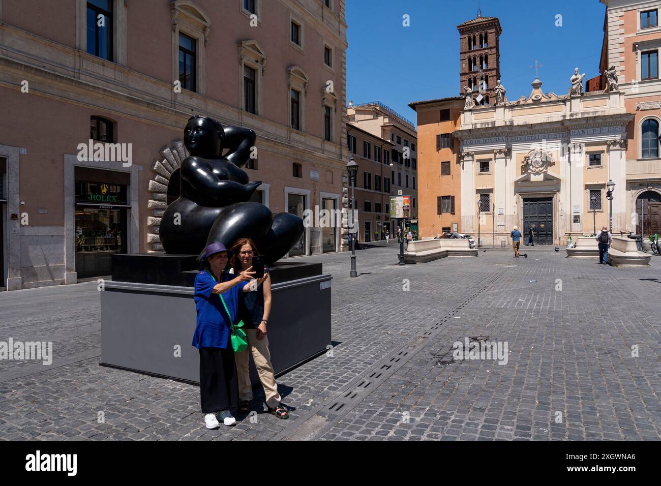 Les touristes prennent une photo en face de «femme assise» - une partie de «Botero a Roma» : un itinéraire d'exposition qui serpente dans les rues du centre-ville de Rome, combinant la beauté des œuvres de Fernando Botero avec la monumentalité de la capitale. La beauté contemporaine des sculptures de Fernando Botero complète le charme extraordinaire et unique de la capitale. L’exposition, qui s’étend sur quelques-unes des plus belles places du centre de Rome, permet de comparer deux mondes. Un hommage de la capitale au grand sculpteur colombien, récemment décédé, qui enrichit certains de ses plus R Banque D'Images