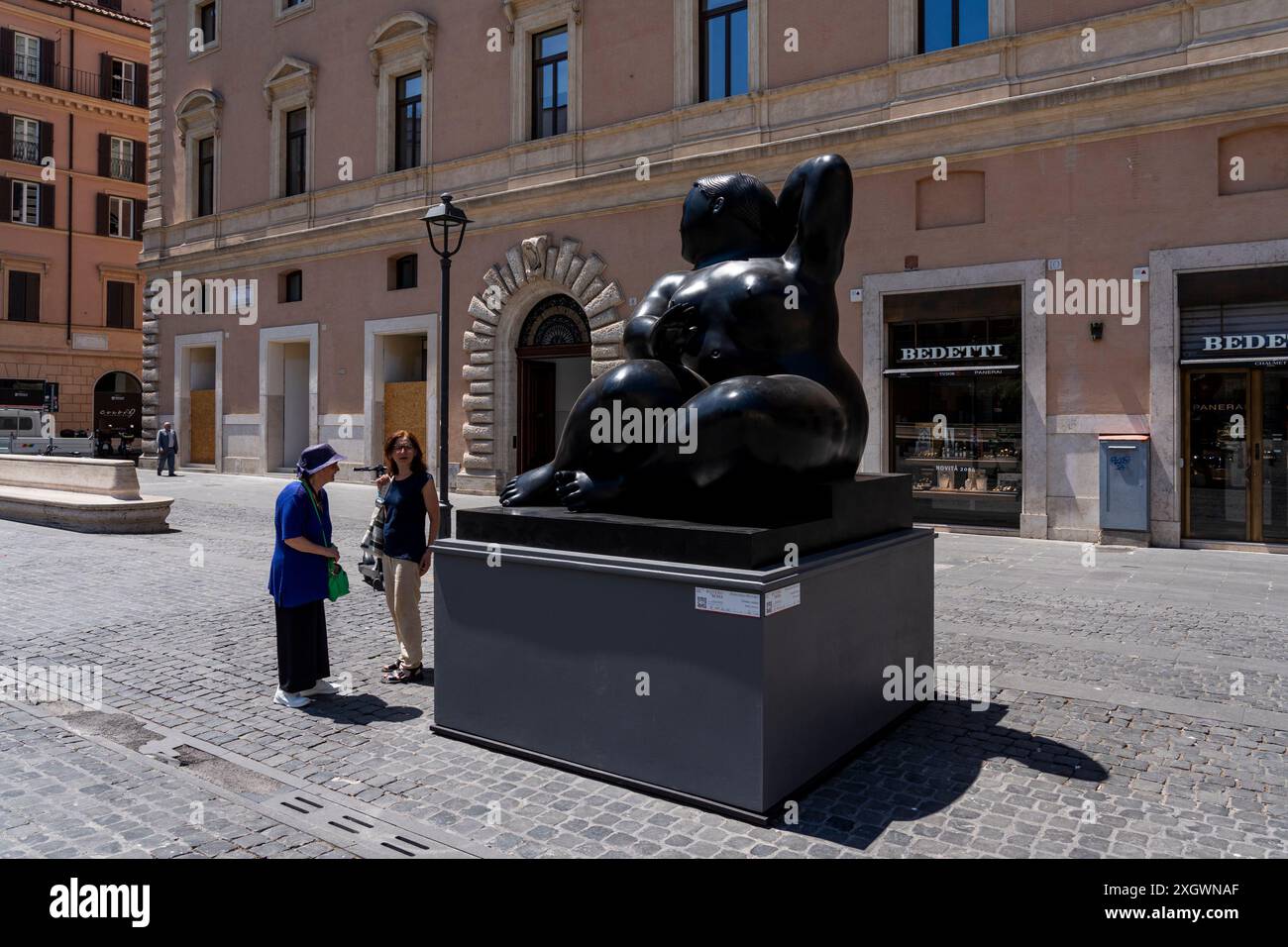 "Sitting Woman" - fait partie de "Botero a Roma" : un itinéraire d'exposition qui serpente dans les rues du centre-ville de Rome, combinant la beauté des œuvres de Fernando Botero avec la monumentalité de la capitale. La beauté contemporaine des sculptures de Fernando Botero complète le charme extraordinaire et unique de la capitale. L’exposition, qui s’étend sur quelques-unes des plus belles places du centre de Rome, permet de comparer deux mondes. Un hommage de la capitale au grand sculpteur colombien, récemment décédé, qui enrichit certains de ses lieux les plus renommés avec 8 sculptures Banque D'Images