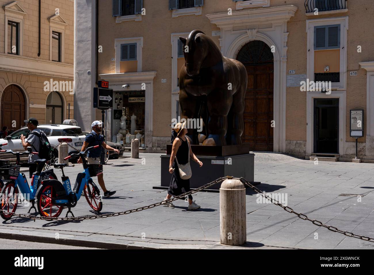 « Horse (with bridles) » - fait partie de « Botero a Roma » : un itinéraire d'exposition qui serpente dans les rues du centre-ville de Rome, combinant la beauté des œuvres de Fernando Botero avec la monumentalité de la capitale. La beauté contemporaine des sculptures de Fernando Botero complète le charme extraordinaire et unique de la capitale. L’exposition, qui s’étend sur quelques-unes des plus belles places du centre de Rome, permet de comparer deux mondes. Un hommage de la capitale au grand sculpteur colombien, récemment décédé, qui enrichit certains de ses lieux les plus renommés avec 8 SC Banque D'Images