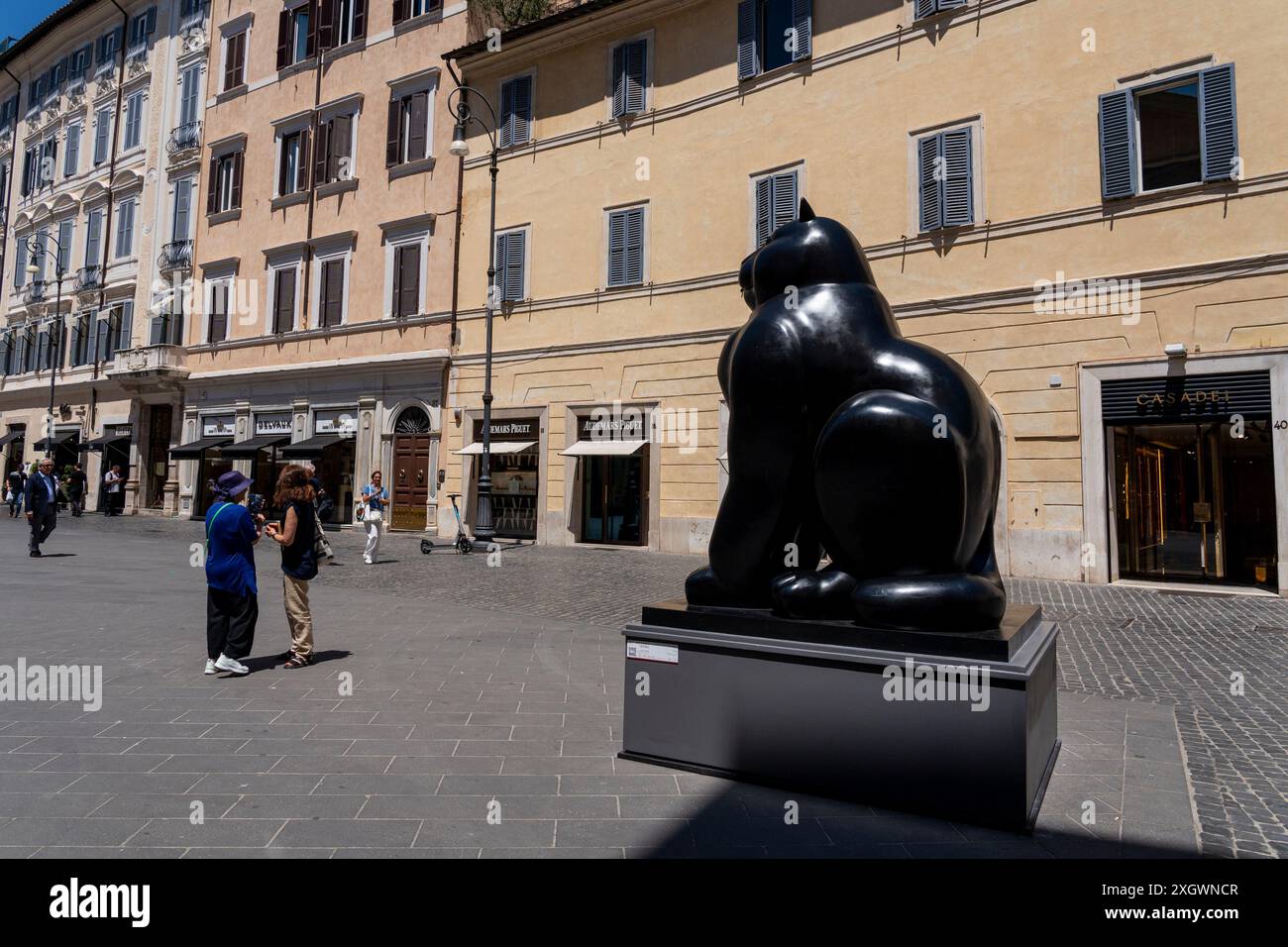 Les touristes prennent une photo devant 'Cat' - qui fait partie de 'Botero a Roma' : un itinéraire d'exposition qui serpente dans les rues du centre-ville de Rome, combinant la beauté des œuvres de Fernando Botero avec la monumentalité de la capitale. La beauté contemporaine des sculptures de Fernando Botero complète le charme extraordinaire et unique de la capitale. L’exposition, qui s’étend sur quelques-unes des plus belles places du centre de Rome, permet de comparer deux mondes. Un hommage de la capitale au grand sculpteur colombien, récemment décédé, qui enrichit certains de ses plus célèbres lo Banque D'Images