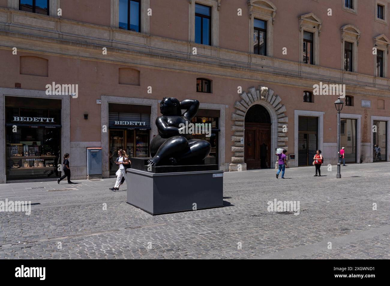 "Sitting Woman" - fait partie de "Botero a Roma" : un itinéraire d'exposition qui serpente dans les rues du centre-ville de Rome, combinant la beauté des œuvres de Fernando Botero avec la monumentalité de la capitale. La beauté contemporaine des sculptures de Fernando Botero complète le charme extraordinaire et unique de la capitale. L’exposition, qui s’étend sur quelques-unes des plus belles places du centre de Rome, permet de comparer deux mondes. Un hommage de la capitale au grand sculpteur colombien, récemment décédé, qui enrichit certains de ses lieux les plus renommés avec 8 sculptures Banque D'Images