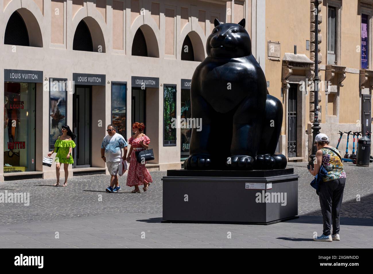 'Cat' - fait partie de 'Botero a Roma' : un itinéraire d'exposition qui serpente dans les rues du centre-ville de Rome, combinant la beauté des œuvres de Fernando Botero avec la monumentalité de la capitale. La beauté contemporaine des sculptures de Fernando Botero complète le charme extraordinaire et unique de la capitale. L’exposition, qui s’étend sur quelques-unes des plus belles places du centre de Rome, permet de comparer deux mondes. Un hommage de la capitale au grand sculpteur colombien, récemment décédé, qui enrichit certains de ses lieux les plus renommés avec 8 sculptures que Fold Banque D'Images