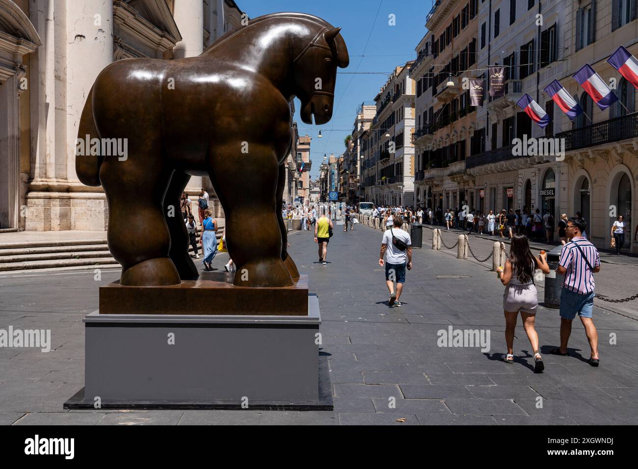 « Horse (with bridles) » - fait partie de « Botero a Roma » : un itinéraire d'exposition qui serpente dans les rues du centre-ville de Rome, combinant la beauté des œuvres de Fernando Botero avec la monumentalité de la capitale. La beauté contemporaine des sculptures de Fernando Botero complète le charme extraordinaire et unique de la capitale. L’exposition, qui s’étend sur quelques-unes des plus belles places du centre de Rome, permet de comparer deux mondes. Un hommage de la capitale au grand sculpteur colombien, récemment décédé, qui enrichit certains de ses lieux les plus renommés avec 8 SC Banque D'Images