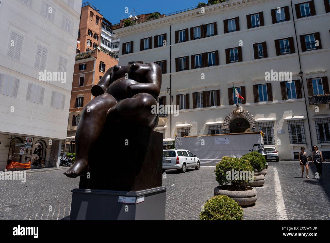 "Sitting Woman" - fait partie de "Botero a Roma" : un itinéraire d'exposition qui serpente dans les rues du centre-ville de Rome, combinant la beauté des œuvres de Fernando Botero avec la monumentalité de la capitale. La beauté contemporaine des sculptures de Fernando Botero complète le charme extraordinaire et unique de la capitale. L’exposition, qui s’étend sur quelques-unes des plus belles places du centre de Rome, permet de comparer deux mondes. Un hommage de la capitale au grand sculpteur colombien, récemment décédé, qui enrichit certains de ses lieux les plus renommés avec 8 sculptures Banque D'Images