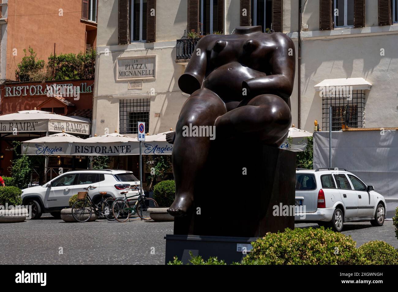 "Sitting Woman" - fait partie de "Botero a Roma" : un itinéraire d'exposition qui serpente dans les rues du centre-ville de Rome, combinant la beauté des œuvres de Fernando Botero avec la monumentalité de la capitale. La beauté contemporaine des sculptures de Fernando Botero complète le charme extraordinaire et unique de la capitale. L’exposition, qui s’étend sur quelques-unes des plus belles places du centre de Rome, permet de comparer deux mondes. Un hommage de la capitale au grand sculpteur colombien, récemment décédé, qui enrichit certains de ses lieux les plus renommés avec 8 sculptures Banque D'Images