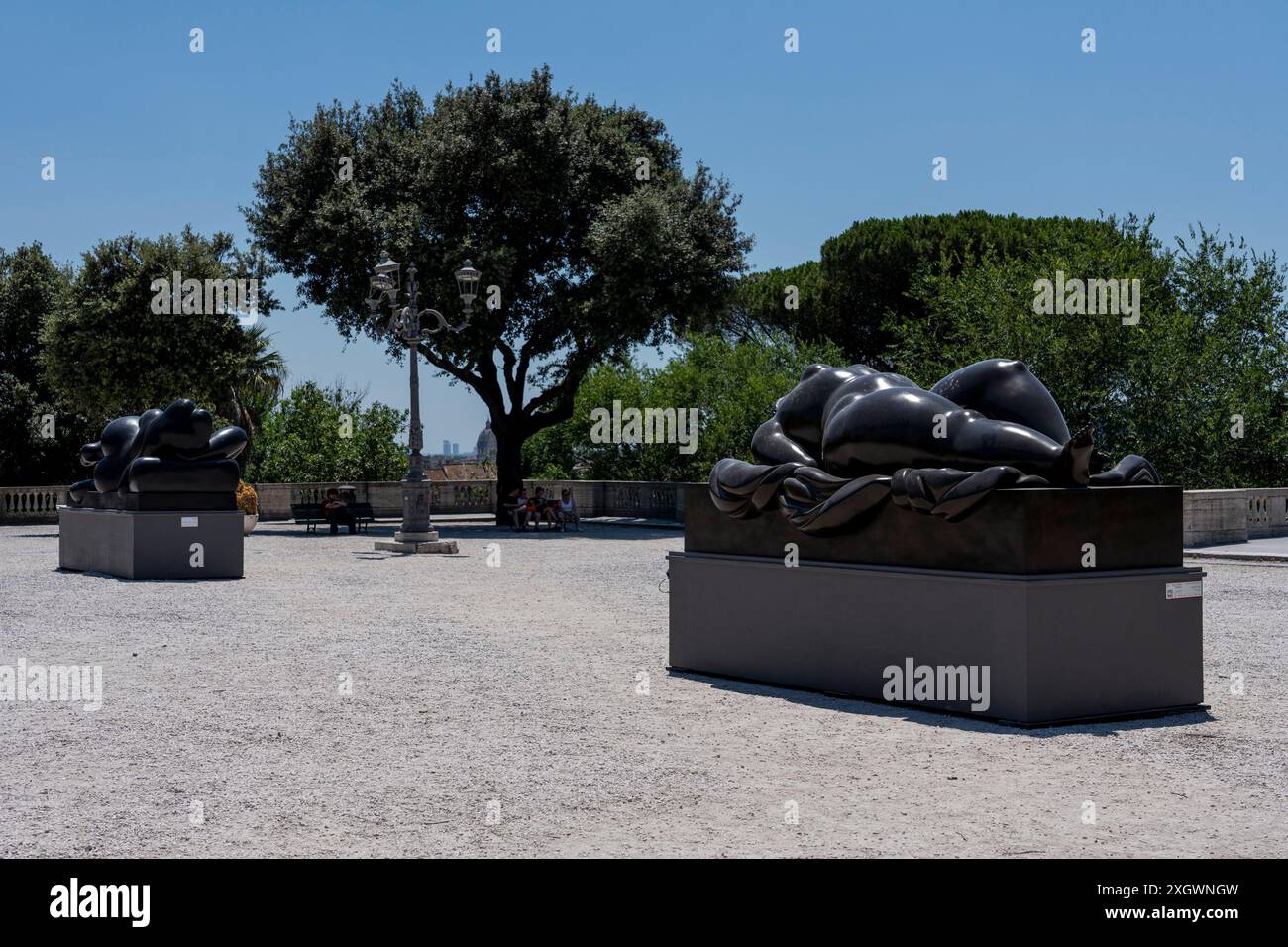 'Vénus endormie' - fait partie de 'Botero a Roma' : un itinéraire d'exposition qui serpente dans les rues du centre-ville de Rome, combinant la beauté des œuvres de Fernando Botero avec la monumentalité de la capitale. La beauté contemporaine des sculptures de Fernando Botero complète le charme extraordinaire et unique de la capitale. L’exposition, qui s’étend sur quelques-unes des plus belles places du centre de Rome, permet de comparer deux mondes. Un hommage de la capitale au grand sculpteur colombien, récemment décédé, qui enrichit certains de ses lieux les plus renommés avec 8 sculptur Banque D'Images