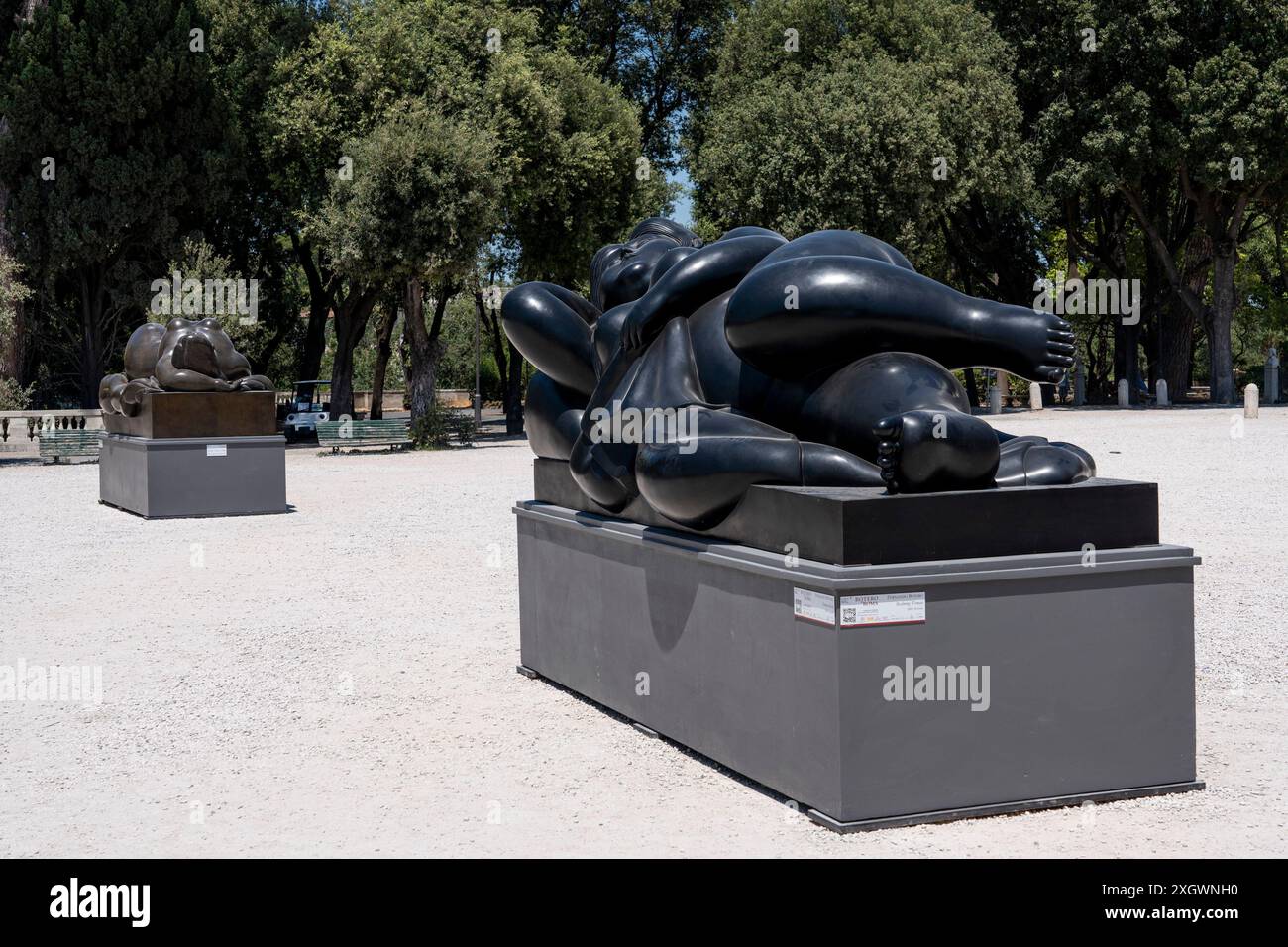 'Recailing Woman' - fait partie de 'Botero a Roma' : un itinéraire d'exposition qui serpente dans les rues du centre-ville de Rome, combinant la beauté des œuvres de Fernando Botero avec la monumentalité de la capitale. La beauté contemporaine des sculptures de Fernando Botero complète le charme extraordinaire et unique de la capitale. L’exposition, qui s’étend sur quelques-unes des plus belles places du centre de Rome, permet de comparer deux mondes. Un hommage de la capitale au grand sculpteur colombien, récemment décédé, qui enrichit certains de ses lieux les plus renommés avec 8 sculptu Banque D'Images
