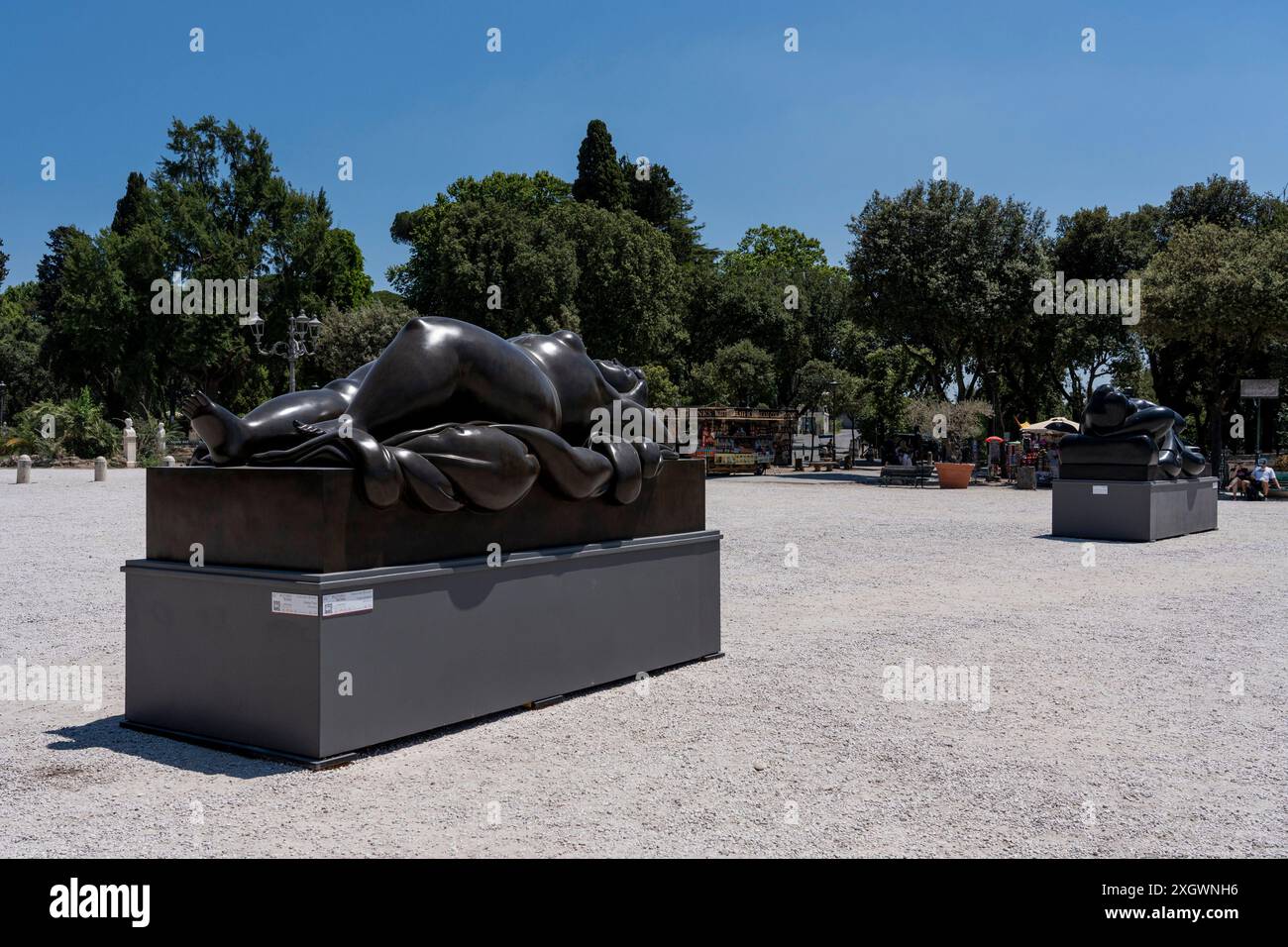 'Vénus endormie' - fait partie de 'Botero a Roma' : un itinéraire d'exposition qui serpente dans les rues du centre-ville de Rome, combinant la beauté des œuvres de Fernando Botero avec la monumentalité de la capitale. La beauté contemporaine des sculptures de Fernando Botero complète le charme extraordinaire et unique de la capitale. L’exposition, qui s’étend sur quelques-unes des plus belles places du centre de Rome, permet de comparer deux mondes. Un hommage de la capitale au grand sculpteur colombien, récemment décédé, qui enrichit certains de ses lieux les plus renommés avec 8 sculptur Banque D'Images