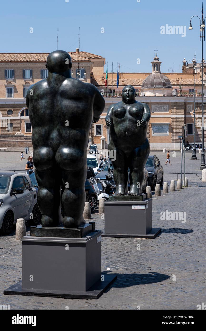 Adam (homme debout) et Eve (femme debout) - parties de Botero a Roma : un itinéraire d'exposition qui serpente dans les rues du centre-ville de Rome, combinant la beauté des œuvres de Fernando Botero avec la monumentalité de la capitale. La beauté contemporaine des sculptures de Fernando Botero complète le charme extraordinaire et unique de la capitale. L’exposition, qui s’étend sur quelques-unes des plus belles places du centre de Rome, permet de comparer deux mondes. Un hommage de la capitale au grand sculpteur colombien, récemment décédé, qui enrichit certains de ses plus re Banque D'Images