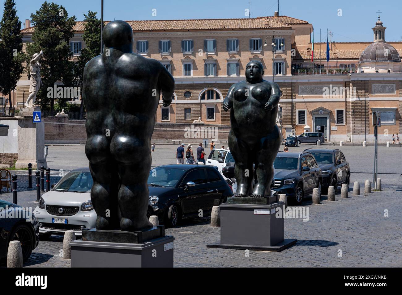 Adam (homme debout) et Eve (femme debout) - parties de Botero a Roma : un itinéraire d'exposition qui serpente dans les rues du centre-ville de Rome, combinant la beauté des œuvres de Fernando Botero avec la monumentalité de la capitale. La beauté contemporaine des sculptures de Fernando Botero complète le charme extraordinaire et unique de la capitale. L’exposition, qui s’étend sur quelques-unes des plus belles places du centre de Rome, permet de comparer deux mondes. Un hommage de la capitale au grand sculpteur colombien, récemment décédé, qui enrichit certains de ses plus re Banque D'Images