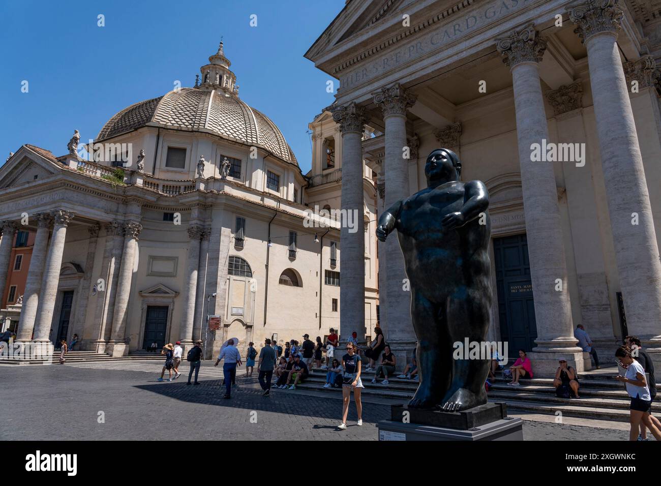 Adam (homme debout) et Eve (femme debout) - parties de Botero a Roma : un itinéraire d'exposition qui serpente dans les rues du centre-ville de Rome, combinant la beauté des œuvres de Fernando Botero avec la monumentalité de la capitale. La beauté contemporaine des sculptures de Fernando Botero complète le charme extraordinaire et unique de la capitale. L’exposition, qui s’étend sur quelques-unes des plus belles places du centre de Rome, permet de comparer deux mondes. Un hommage de la capitale au grand sculpteur colombien, récemment décédé, qui enrichit certains de ses plus re Banque D'Images