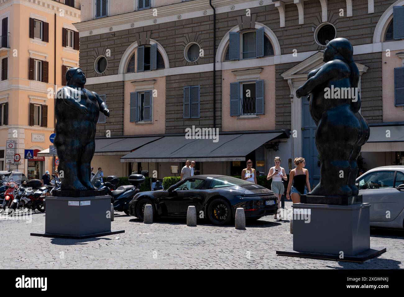 Adam (homme debout) et Eve (femme debout) - parties de Botero a Roma : un itinéraire d'exposition qui serpente dans les rues du centre-ville de Rome, combinant la beauté des œuvres de Fernando Botero avec la monumentalité de la capitale. La beauté contemporaine des sculptures de Fernando Botero complète le charme extraordinaire et unique de la capitale. L’exposition, qui s’étend sur quelques-unes des plus belles places du centre de Rome, permet de comparer deux mondes. Un hommage de la capitale au grand sculpteur colombien, récemment décédé, qui enrichit certains de ses plus re Banque D'Images