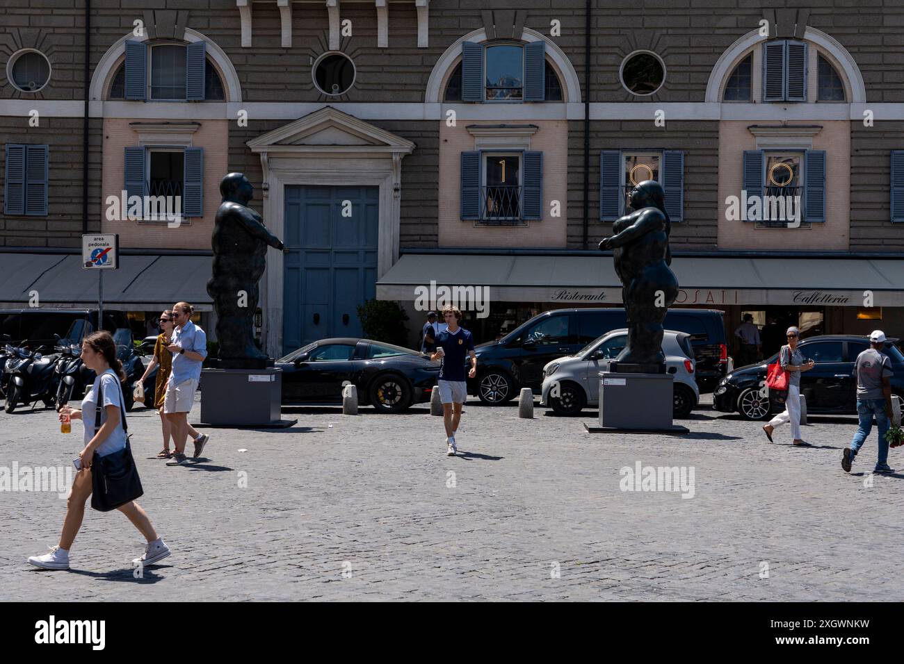 Adam (homme debout) et Eve (femme debout) - parties de Botero a Roma : un itinéraire d'exposition qui serpente dans les rues du centre-ville de Rome, combinant la beauté des œuvres de Fernando Botero avec la monumentalité de la capitale. La beauté contemporaine des sculptures de Fernando Botero complète le charme extraordinaire et unique de la capitale. L’exposition, qui s’étend sur quelques-unes des plus belles places du centre de Rome, permet de comparer deux mondes. Un hommage de la capitale au grand sculpteur colombien, récemment décédé, qui enrichit certains de ses plus re Banque D'Images