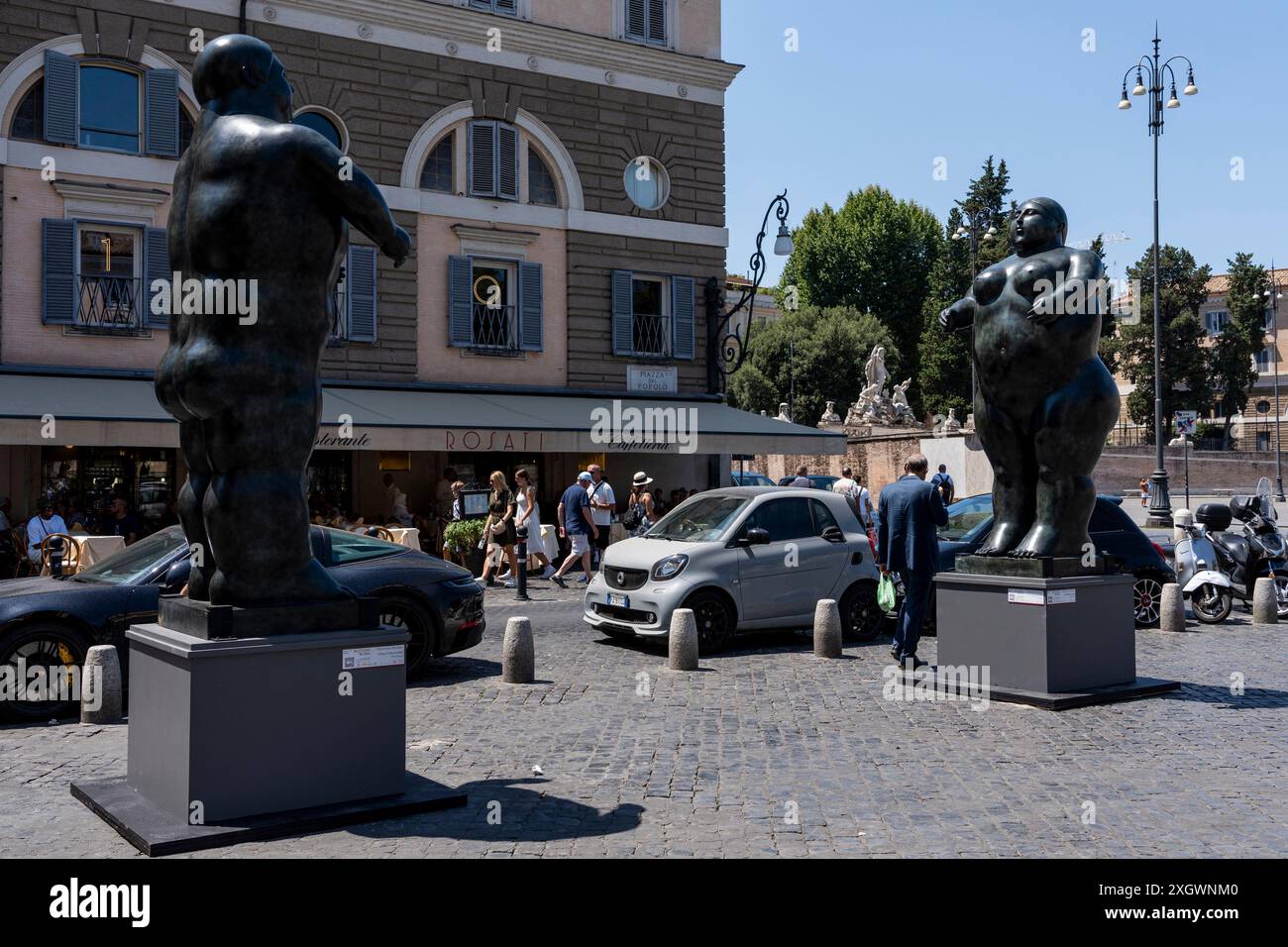 Adam (homme debout) et Eve (femme debout) - parties de Botero a Roma : un itinéraire d'exposition qui serpente dans les rues du centre-ville de Rome, combinant la beauté des œuvres de Fernando Botero avec la monumentalité de la capitale. La beauté contemporaine des sculptures de Fernando Botero complète le charme extraordinaire et unique de la capitale. L’exposition, qui s’étend sur quelques-unes des plus belles places du centre de Rome, permet de comparer deux mondes. Un hommage de la capitale au grand sculpteur colombien, récemment décédé, qui enrichit certains de ses plus re Banque D'Images