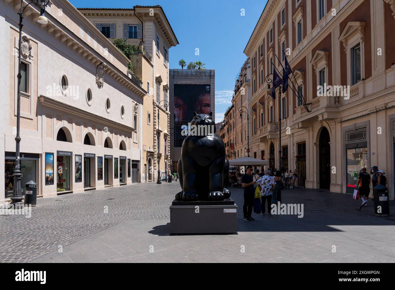 10 juillet 2024, Rome, Italie : 'Cat' - fait partie de ''˜Botero a Roma' : un itinéraire d'exposition qui serpente dans les rues du centre-ville de Rome, combinant la beauté des œuvres de Fernando Botero avec la monumentalité de la capitale. La beauté contemporaine des sculptures de Fernando Botero complète le charme extraordinaire et unique de la capitale. L’exposition, qui s’étend sur quelques-unes des plus belles places du centre de Rome, permet de comparer deux mondes. Un hommage de la capitale au grand sculpteur colombien, récemment décédé, qui enrichit certains de ses lieux les plus renommés Banque D'Images