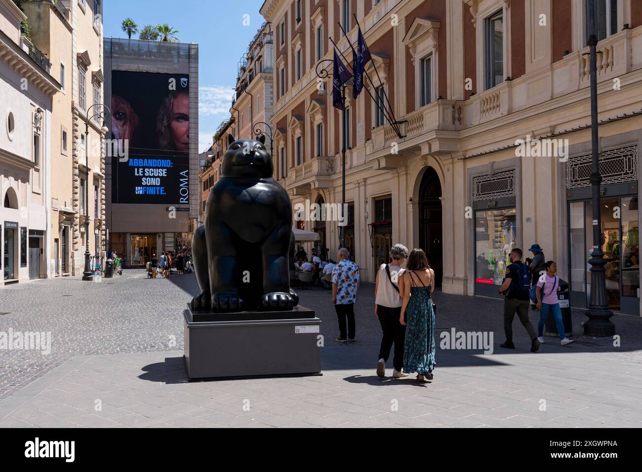 10 juillet 2024, Rome, Italie : 'Cat' - fait partie de ''˜Botero a Roma' : un itinéraire d'exposition qui serpente dans les rues du centre-ville de Rome, combinant la beauté des œuvres de Fernando Botero avec la monumentalité de la capitale. La beauté contemporaine des sculptures de Fernando Botero complète le charme extraordinaire et unique de la capitale. L’exposition, qui s’étend sur quelques-unes des plus belles places du centre de Rome, permet de comparer deux mondes. Un hommage de la capitale au grand sculpteur colombien, récemment décédé, qui enrichit certains de ses lieux les plus renommés Banque D'Images