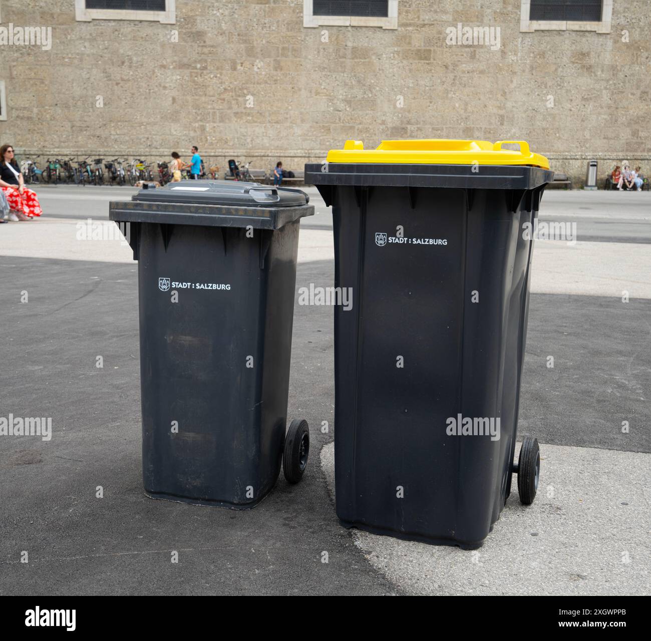 Salzbourg, Autriche. 30 juin 2024. deux poubelles dans une place du centre-ville Banque D'Images