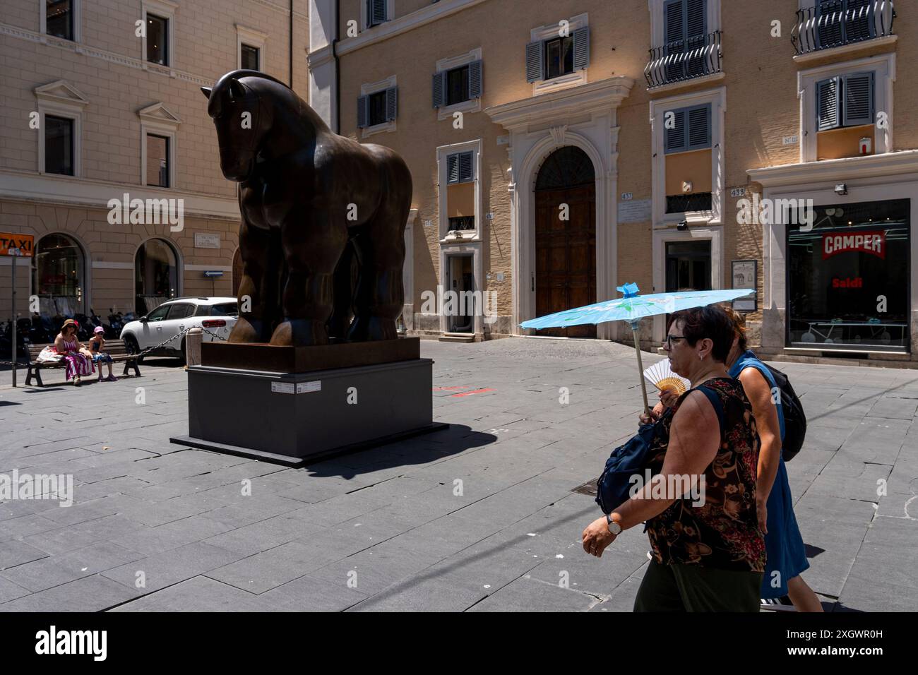 Rome, Italie. 10 juillet 2024. Cheval (avec brides)' - fait partie de ''˜Botero a Roma' : un itinéraire d'exposition qui serpente dans les rues du centre-ville de Rome, combinant la beauté des œuvres de Fernando Botero avec la monumentalité de la capitale. La beauté contemporaine des sculptures de Fernando Botero complète le charme extraordinaire et unique de la capitale. L’exposition, qui s’étend sur quelques-unes des plus belles places du centre de Rome, permet de comparer deux mondes. Un hommage de la capitale au grand sculpteur colombien, récemment décédé, qui enrichit certains de ses Banque D'Images