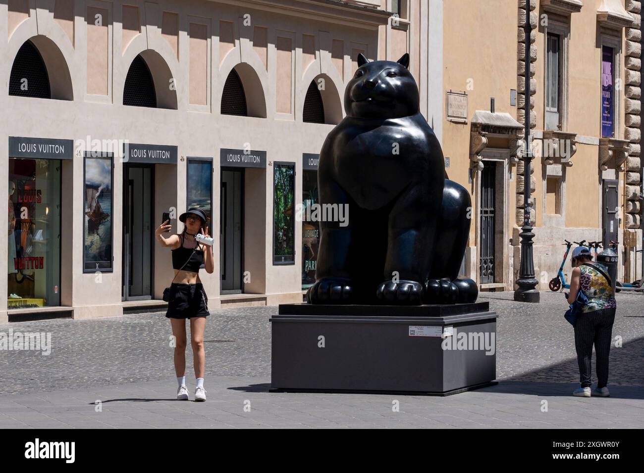 10 juillet 2024, Rome, Italie : touriste prend une photo devant 'Cat' - partie de ''˜Botero a Roma' : un itinéraire d'exposition qui serpente dans les rues du centre-ville de Rome, combinant la beauté des œuvres de Fernando Botero avec la monumentalité de la capitale. La beauté contemporaine des sculptures de Fernando Botero complète le charme extraordinaire et unique de la capitale. L’exposition, qui s’étend sur quelques-unes des plus belles places du centre de Rome, permet de comparer deux mondes. Un hommage de la capitale au grand sculpteur colombien, récemment décédé, dont enric Banque D'Images