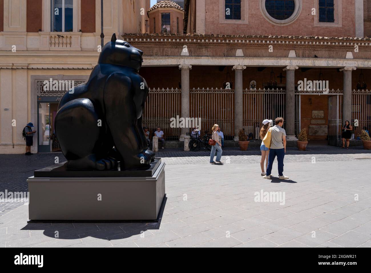 10 juillet 2024, Rome, Italie : 'Cat' - fait partie de ''˜Botero a Roma' : un itinéraire d'exposition qui serpente dans les rues du centre-ville de Rome, combinant la beauté des œuvres de Fernando Botero avec la monumentalité de la capitale. La beauté contemporaine des sculptures de Fernando Botero complète le charme extraordinaire et unique de la capitale. L’exposition, qui s’étend sur quelques-unes des plus belles places du centre de Rome, permet de comparer deux mondes. Un hommage de la capitale au grand sculpteur colombien, récemment décédé, qui enrichit certains de ses lieux les plus renommés Banque D'Images