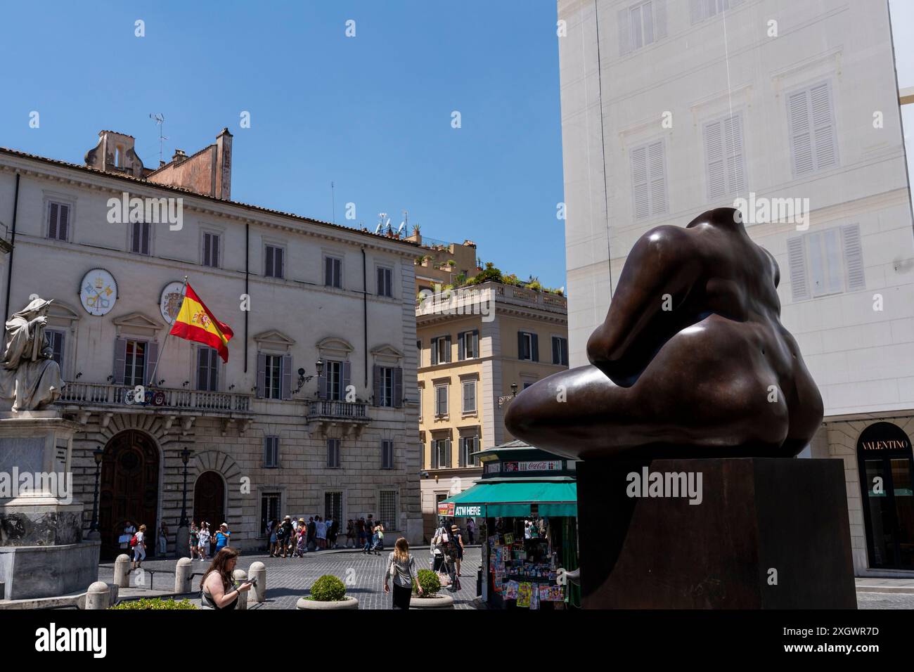 Rome, Italie. 10 juillet 2024. Sitting Woman' - fait partie de ''˜Botero a Roma' : un itinéraire d'exposition qui serpente dans les rues du centre-ville de Rome, combinant la beauté des œuvres de Fernando Botero avec la monumentalité de la capitale. La beauté contemporaine des sculptures de Fernando Botero complète le charme extraordinaire et unique de la capitale. L’exposition, qui s’étend sur quelques-unes des plus belles places du centre de Rome, permet de comparer deux mondes. Un hommage de la capitale au grand sculpteur colombien, récemment décédé, qui enrichit certains de ses plus re Banque D'Images