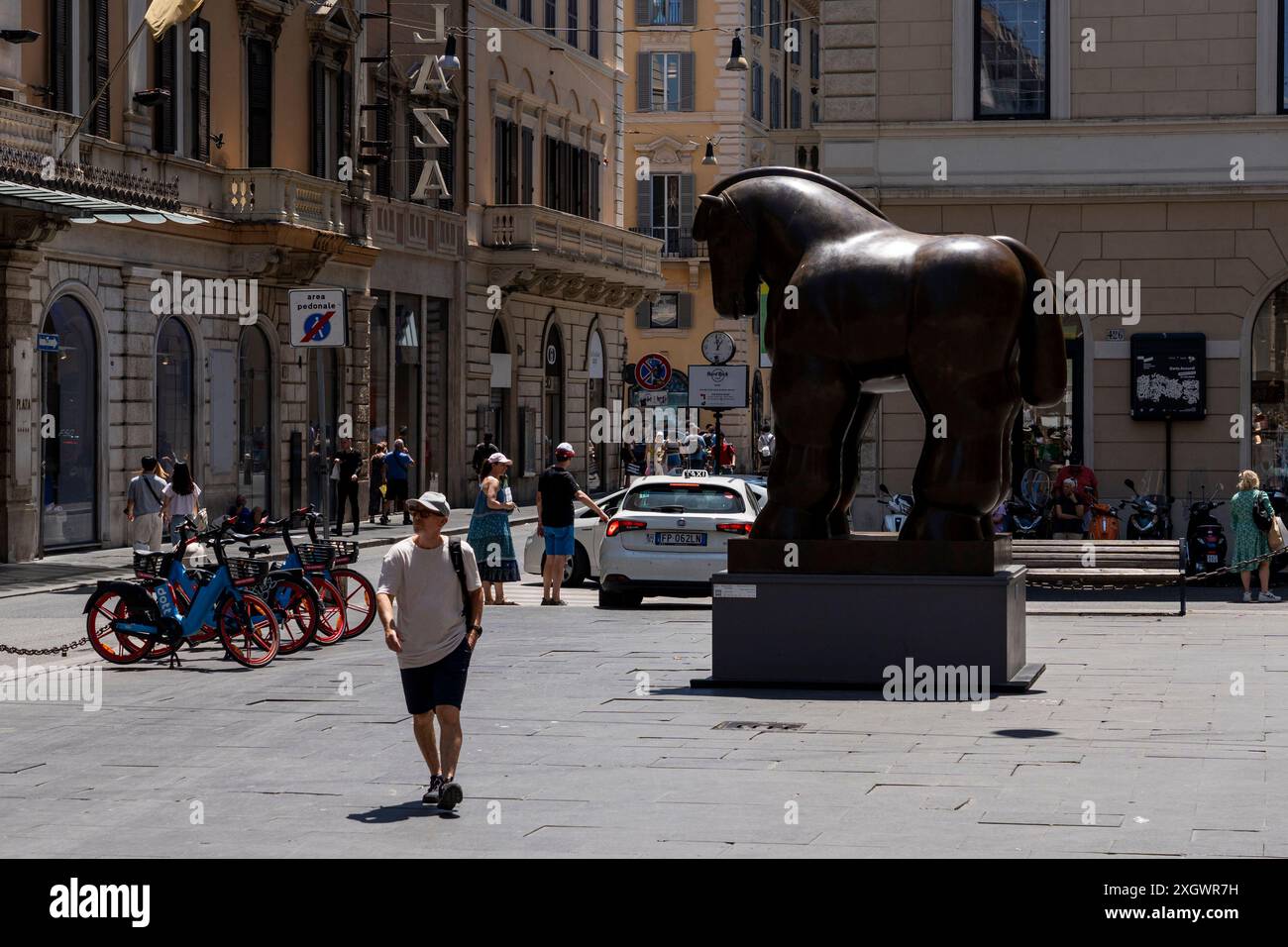 Rome, Italie. 10 juillet 2024. Cheval (avec brides)' - fait partie de ''˜Botero a Roma' : un itinéraire d'exposition qui serpente dans les rues du centre-ville de Rome, combinant la beauté des œuvres de Fernando Botero avec la monumentalité de la capitale. La beauté contemporaine des sculptures de Fernando Botero complète le charme extraordinaire et unique de la capitale. L’exposition, qui s’étend sur quelques-unes des plus belles places du centre de Rome, permet de comparer deux mondes. Un hommage de la capitale au grand sculpteur colombien, récemment décédé, qui enrichit certains de ses Banque D'Images