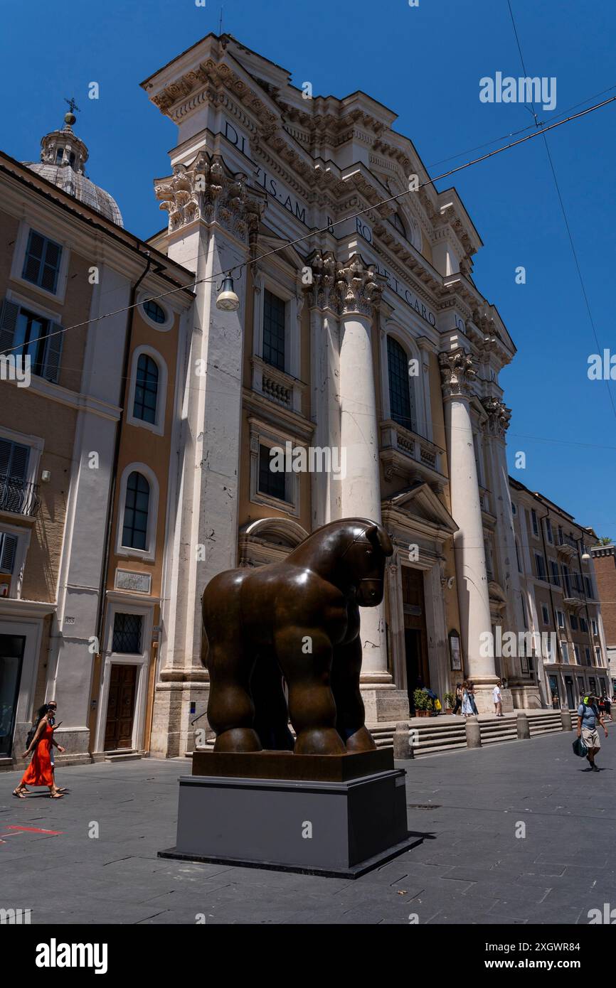 Rome, Italie. 10 juillet 2024. Cheval (avec brides)' - fait partie de ''˜Botero a Roma' : un itinéraire d'exposition qui serpente dans les rues du centre-ville de Rome, combinant la beauté des œuvres de Fernando Botero avec la monumentalité de la capitale. La beauté contemporaine des sculptures de Fernando Botero complète le charme extraordinaire et unique de la capitale. L’exposition, qui s’étend sur quelques-unes des plus belles places du centre de Rome, permet de comparer deux mondes. Un hommage de la capitale au grand sculpteur colombien, récemment décédé, qui enrichit certains de ses Banque D'Images