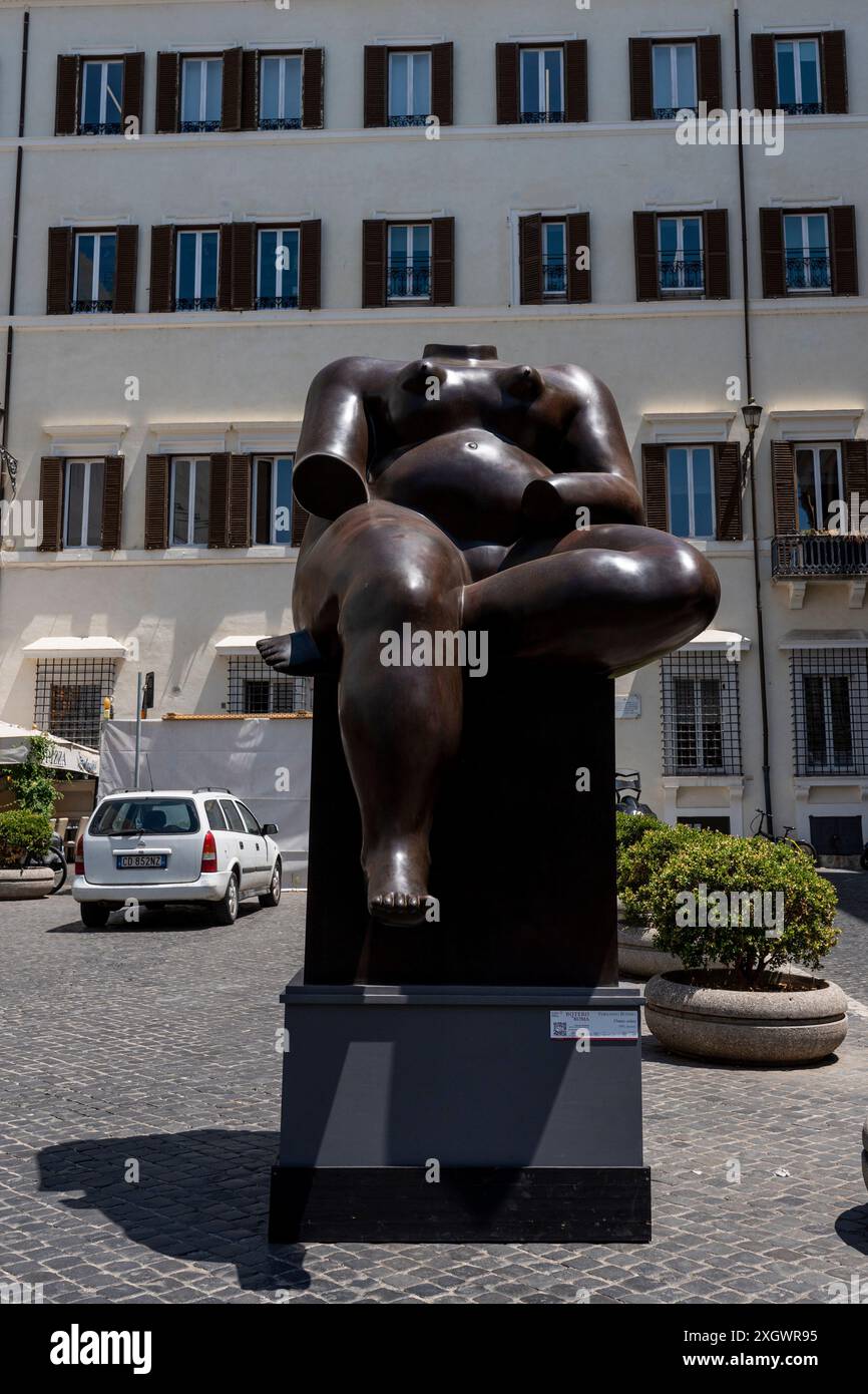 Rome, Italie. 10 juillet 2024. Sitting Woman' - fait partie de ''˜Botero a Roma' : un itinéraire d'exposition qui serpente dans les rues du centre-ville de Rome, combinant la beauté des œuvres de Fernando Botero avec la monumentalité de la capitale. La beauté contemporaine des sculptures de Fernando Botero complète le charme extraordinaire et unique de la capitale. L’exposition, qui s’étend sur quelques-unes des plus belles places du centre de Rome, permet de comparer deux mondes. Un hommage de la capitale au grand sculpteur colombien, récemment décédé, qui enrichit certains de ses plus re Banque D'Images