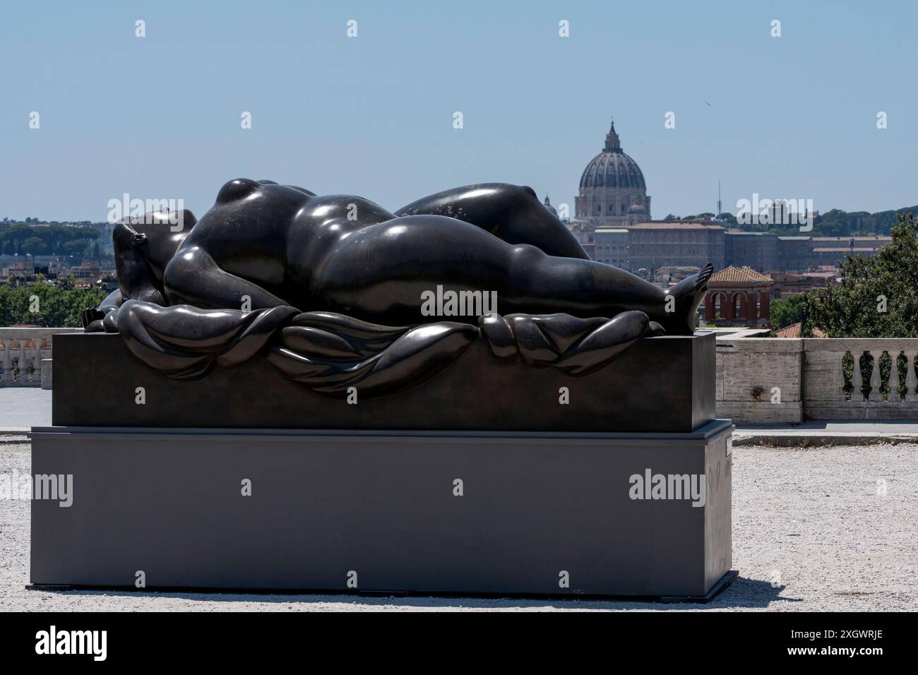 Rome, Italie. 10 juillet 2024. 'Vénus endormie' - fait partie de ''˜Botero a Roma' : un itinéraire d'exposition qui serpente dans les rues du centre-ville de Rome, combinant la beauté des œuvres de Fernando Botero avec la monumentalité de la capitale. La beauté contemporaine des sculptures de Fernando Botero complète le charme extraordinaire et unique de la capitale. L’exposition, qui s’étend sur quelques-unes des plus belles places du centre de Rome, permet de comparer deux mondes. Un hommage de la capitale au grand sculpteur colombien, récemment décédé, qui enrichit certains de ses plus re Banque D'Images
