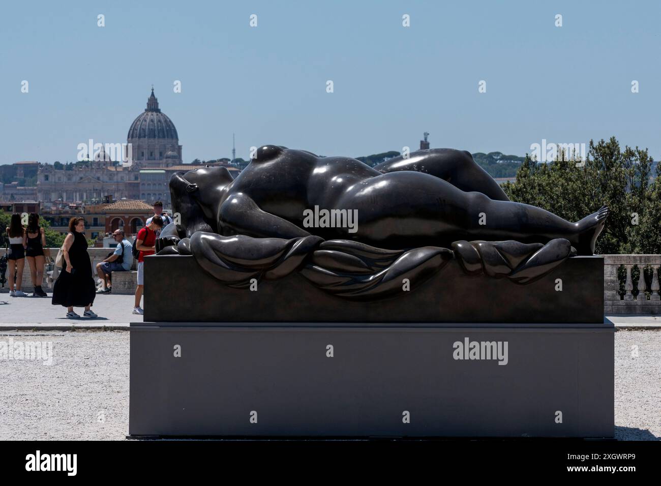 10 juillet 2024, Rome, Italie : 'Vénus endormie' - fait partie de ''˜Botero a Roma' : un itinéraire d'exposition qui serpente dans les rues du centre-ville de Rome, combinant la beauté des œuvres de Fernando Botero avec la monumentalité de la capitale. La beauté contemporaine des sculptures de Fernando Botero complète le charme extraordinaire et unique de la capitale. L’exposition, qui s’étend sur quelques-unes des plus belles places du centre de Rome, permet de comparer deux mondes. Un hommage de la capitale au grand sculpteur colombien, récemment décédé, qui enrichit certains de ses plus re Banque D'Images