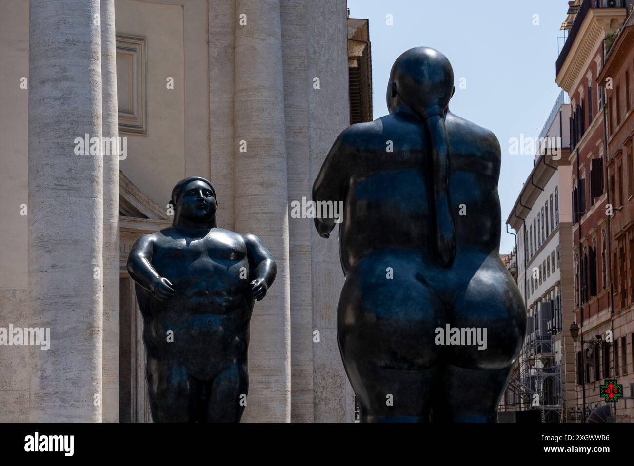 Adam (homme debout) et Eve (femme debout) - parties de Botero a Roma : un itinéraire d'exposition qui serpente dans les rues du centre-ville de Rome, combinant la beauté des œuvres de Fernando Botero avec la monumentalité de la capitale. La beauté contemporaine des sculptures de Fernando Botero complète le charme extraordinaire et unique de la capitale. L’exposition, qui s’étend sur quelques-unes des plus belles places du centre de Rome, permet de comparer deux mondes. Un hommage de la capitale au grand sculpteur colombien, récemment décédé, qui enrichit certains de ses plus re Banque D'Images