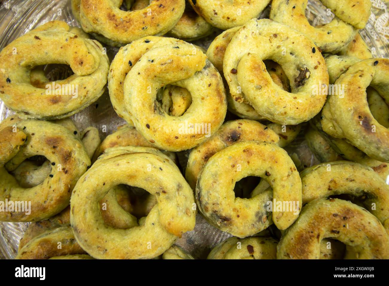Confiseries traditionnelles jordanie palestine et syrie eid farcies avec des dates d'une composition de vue de dessus aussi sa couleur est jaune en raison du ghee Banque D'Images