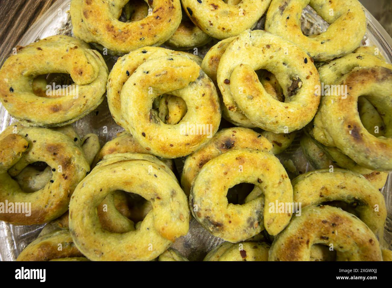 Confiseries traditionnelles jordanie palestine et syrie eid farcies avec des dates d'une composition de vue de dessus aussi sa couleur est jaune en raison du ghee Banque D'Images