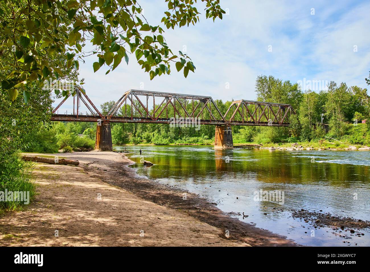 Pont Rusty Truss au-dessus de Calm River avec une perspective de niveau des yeux Banque D'Images