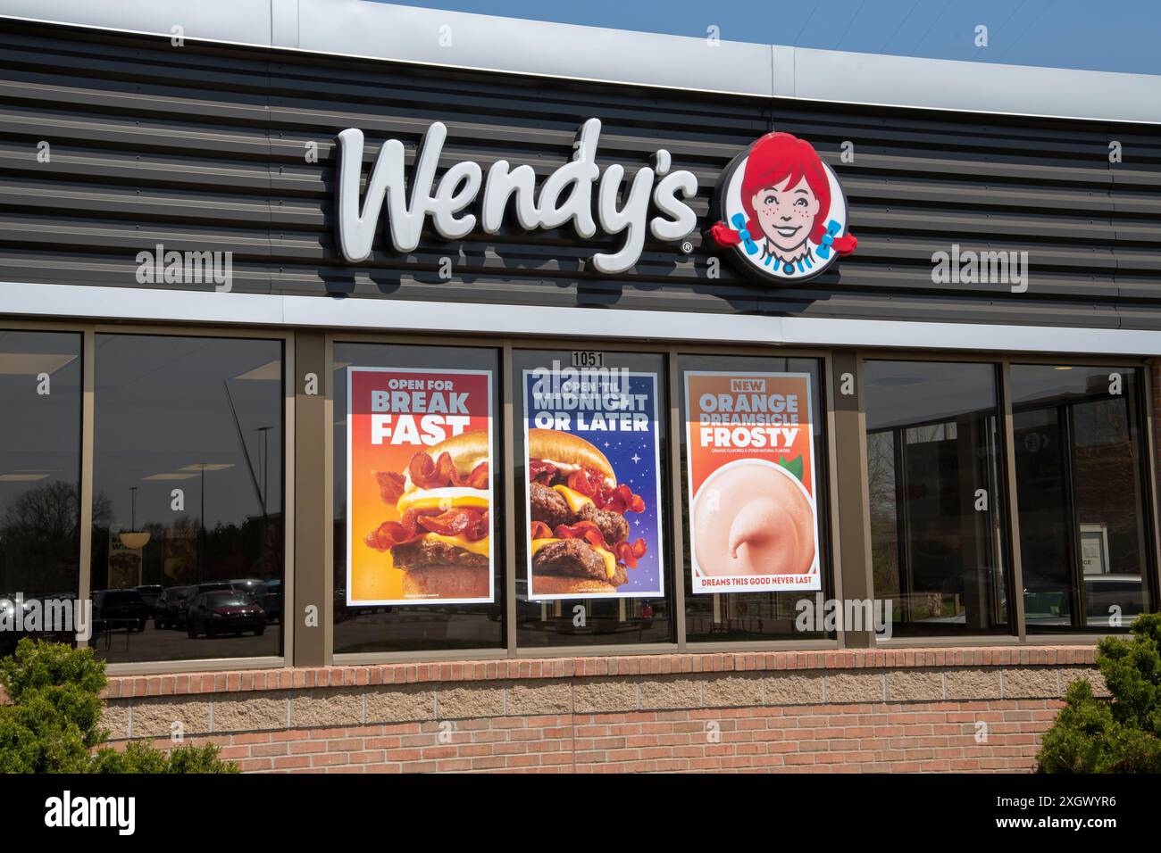 Shoreview, Minnesota. Nouveaux éléments de menu affichés sur la fenêtre chez Wendy's.. chaîne de restauration rapide. Banque D'Images