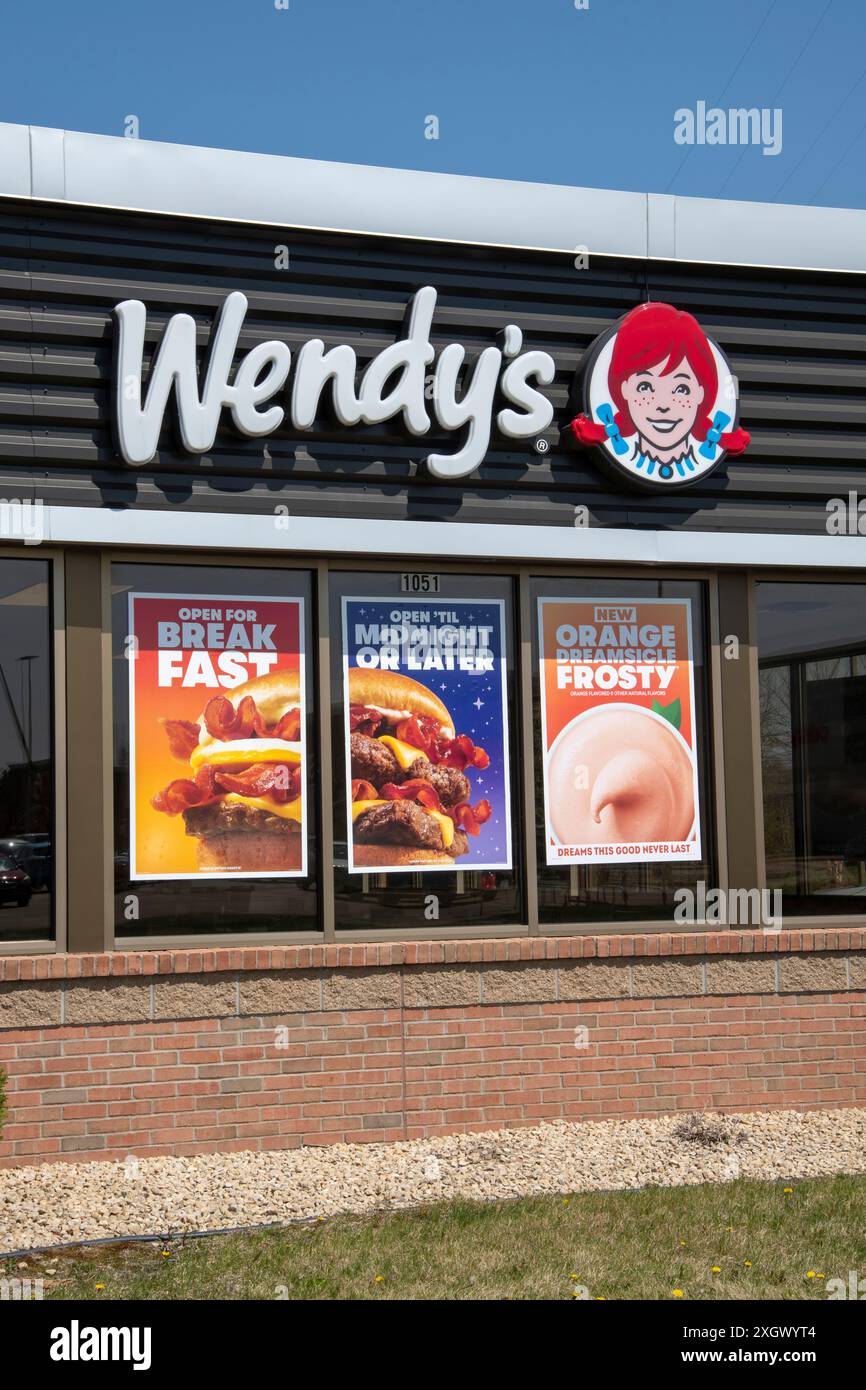 Shoreview, Minnesota. Nouveaux éléments de menu affichés sur la fenêtre chez Wendy's.. chaîne de restauration rapide. Banque D'Images