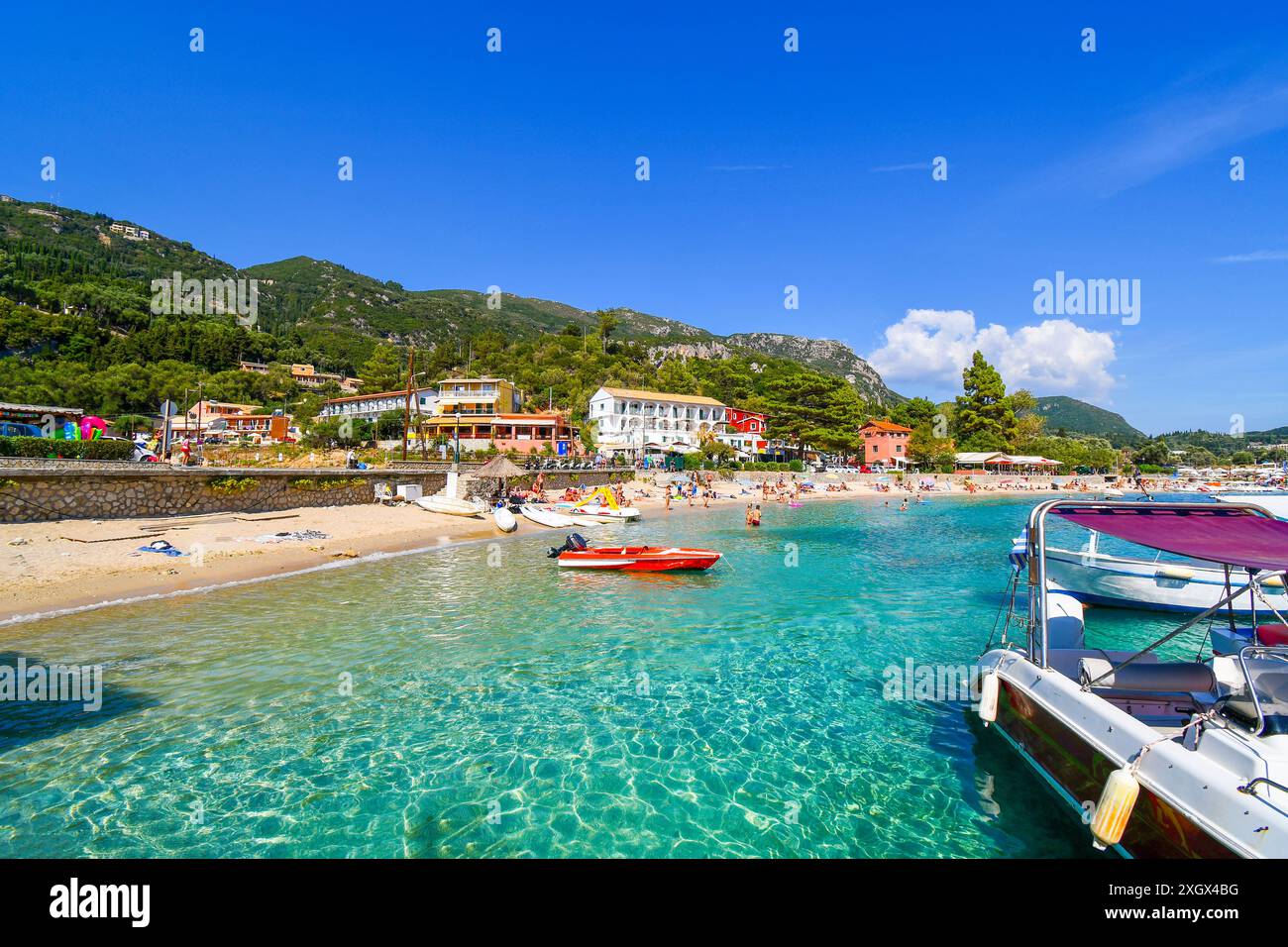 La plage de sable et le village balnéaire de Palaiokastritsa, sur l'île égéenne de Corfou, en Grèce. Banque D'Images