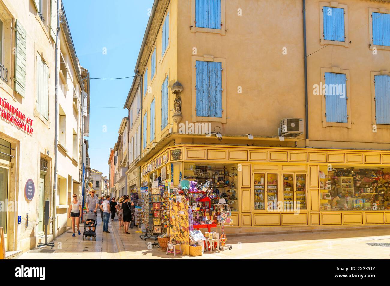 Rues et ruelles étroites pleines de boutiques colorées pittoresques et cafés dans le centre historique de Saint Rémy de Provence, France Côte d'Azur. Banque D'Images