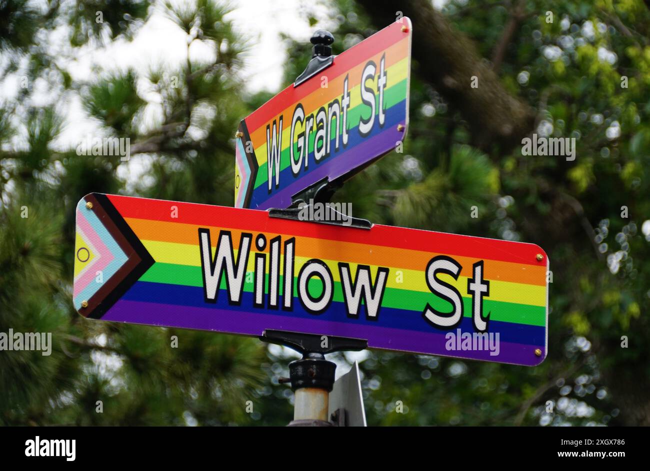 Minneapolis, Minnesota, U. S - 9 juillet 2024 - le panneau arc-en-ciel donne sur Willow Street et W Grant Street Banque D'Images