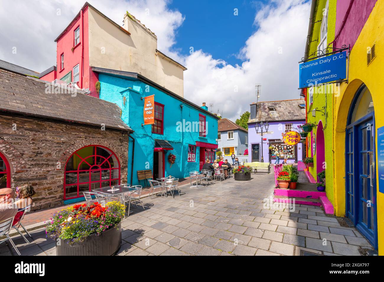 Newman's Mall, une petite place au large de Pearse et Market Streets pleins de cafés et de boutiques dans le village balnéaire de Kinsale, en Irlande. Banque D'Images