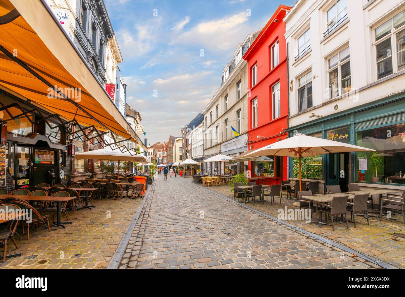 Vue sur les rangées colorées de cafés sur le trottoir de la rue Oudburg, la principale rue piétonne de magasins et de restaurants dans la ville médiévale de Gand, la vieille ville de Belgique. Banque D'Images