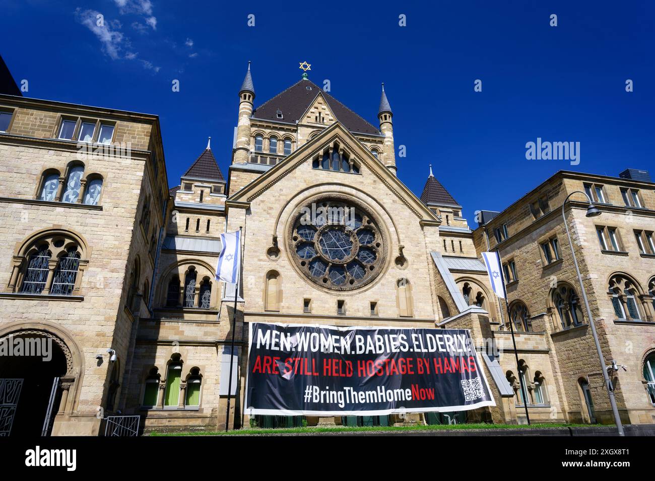 Cologne, Allemagne 09 juillet 2024 : banderoles et drapeaux israéliens à la synagogue de cologne pour commémorer les victimes de l'attaque terroriste du hamas en israël Banque D'Images