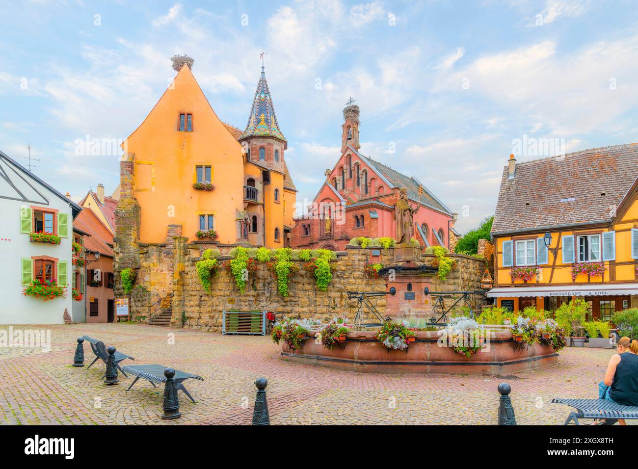 Place Saint-Léon, ou place du Château avec château et fontaine dans le centre médiéval du pittoresque village français d'Eguisheim, France. Banque D'Images