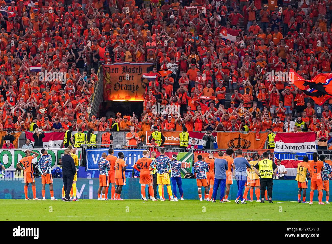 DORTMUND, PAYS-BAS - 10 JUILLET : les joueurs néerlandais remercient les fans pour leur soutien lors de la demi-finale de l'UEFA EURO 2024 entre les pays-Bas et l'Angleterre au BVB Stadion Dortmund le 10 juillet 2024 à Dortmund, pays-Bas. (Photo par Andre Weening/Orange Pictures) crédit : Orange pics BV/Alamy Live News Banque D'Images