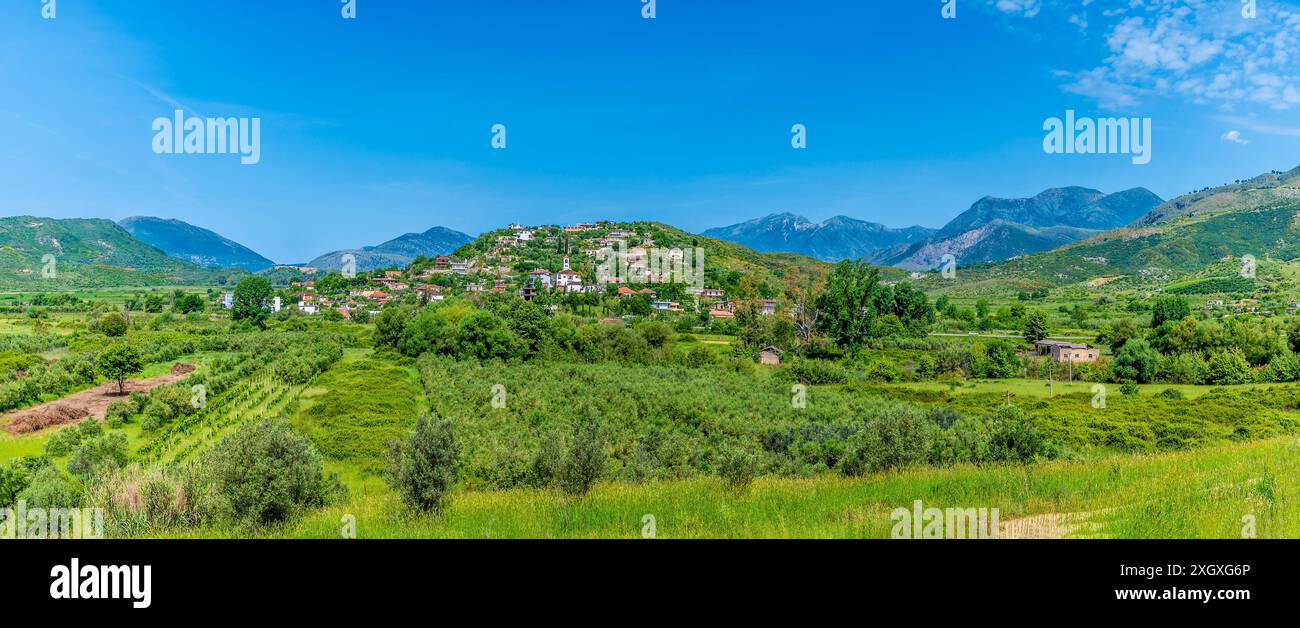 Une vue panoramique vers une colonie perchée en Mésopotam, Albanie le matin en été Banque D'Images