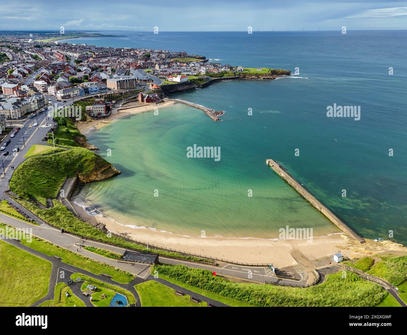 Image aérienne de la baie Cullercoats le long de la côte nord-est près de Tynemouth, Northumberland. Royaume-Uni. 7 juillet 2024. Banque D'Images